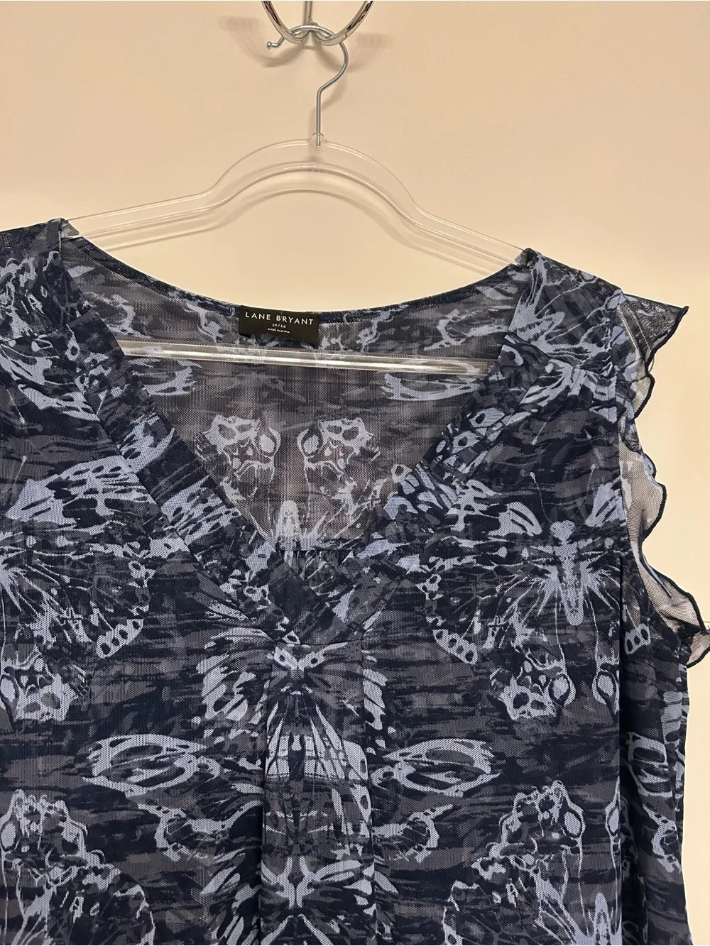 Lane Bryant Navy and Light Blue Butterfly-Print Sleeveless V-Neck Top Size 14/16 - Picture 1 of 8